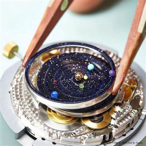 watch that replicates the movement of solar system|Astronomical Watch Gorgeously Depicts the Real.